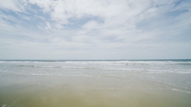 海滩海 夏日阳光下的海滩海景观 视频剪辑 白天闪烁美丽的海浪 镜头B Roll场景4K — 图库视频影像