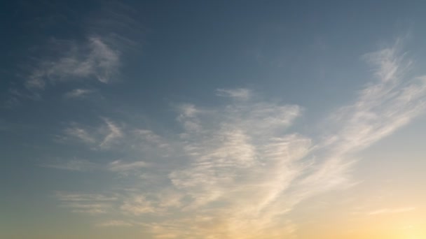 Πλάνα Κυλήσει Κόκκινα Σύννεφα Λυκόφως Οικοδόμηση Αργές Κινήσεις Sunset Sky — Αρχείο Βίντεο