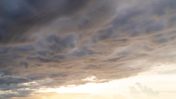 Het Bouwen Van Bewegingen Stormwolken Gezwollen Pluizig Witte Wolken Hemel — Stockvideo
