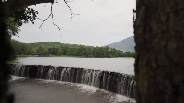 镜头B滚动的滑行视图水下降在国家公园与山的背景 建筑物堵塞了用于灌溉的水道 — 图库视频影像