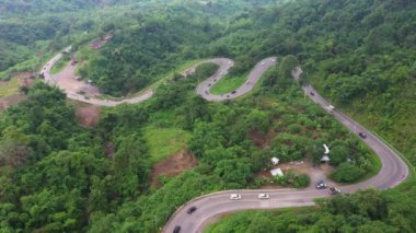 Airial Viraj Drone 'un ikinci kaydı peyzaj yılanlı virajlı yolda uçuyor. Virajlı yolda giden bir araba. İHA 4K Video. Yaz güneşli bir günde dağlarda dolan yollar..