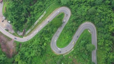 Airial Viraj Drone 'un ikinci kaydı peyzaj yılanlı virajlı yolda uçuyor. Virajlı yolda giden bir araba. İHA 4K Video. Yaz güneşli bir günde dağlarda dolan yollar..