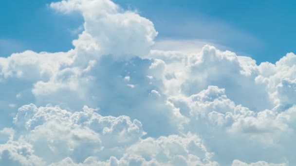 Abstrakcyjne Budowanie Ruchów Chmury Puszyste Puszyste Białe Chmury Czas Mija — Wideo stockowe