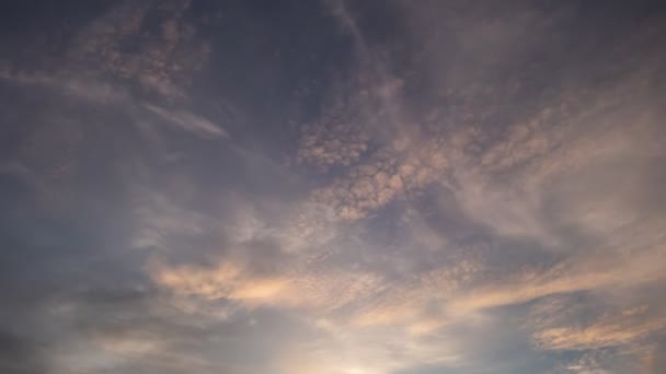Filmación Rodar Nubes Rojas Crepúsculo Construcción Movimientos Lentos Sunset Sky — Vídeo de stock