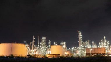 Petrol rafinerisi, petrolün depolanması için kullanılan bir endüstriyel tesistir. İş endüstrisi ve enerji. Petrol rafinerisi zaman çizelgesi. Zaman aşımına uğramış gaz santrali Gündüzden Geceye.