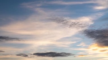 Soyut bina hareketleri günbatımını bulutlandırıyor. Kabarık kabarık beyaz bulutlar gökyüzü zaman atlaması. Yavaş hareket eden bulutlar. B Roll zaman ayarlı gökyüzü günbatımı. Doğa Çevre Özellikleri. Özgürlük Geçmişi.