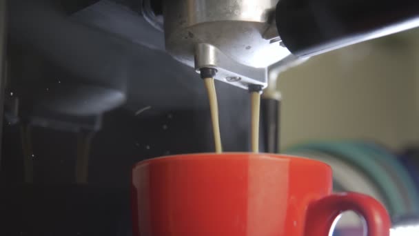 Filmación Rollo Verter Flujo Café Máquina Taza Hogar Haciendo Café — Vídeos de Stock