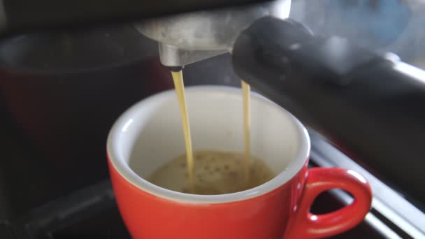 Filmación Rollo Verter Flujo Café Máquina Taza Hogar Haciendo Café — Vídeos de Stock