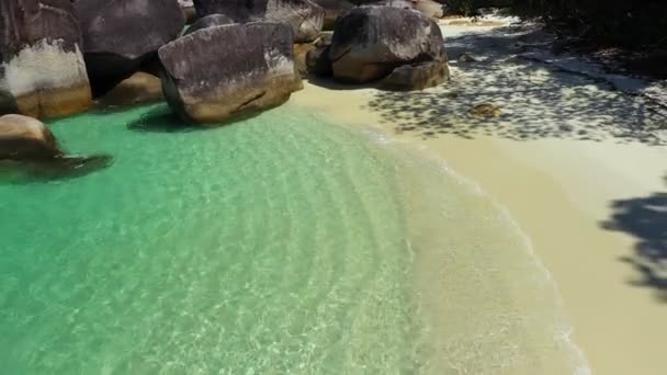Myanmar Adası Plaj Okyanus Dalgaları Güzel Tropik Plaj Kayalık Sahil — Stok video