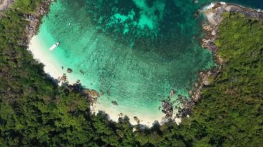 Myanmar Adası plaj okyanus dalgaları, güzel tropik plaj ve kayalık sahil şeridi ve güzel orman görüntüleri. Nyaung Oo Phee Adası Myanmar. Güney Myanmar 'daki tropikal deniz ve adalar