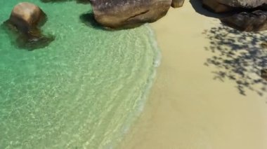 Myanmar Adası plaj okyanus dalgaları, güzel tropik plaj ve kayalık sahil şeridi ve güzel orman görüntüleri. Nyaung Oo Phee Adası Myanmar. Güney Myanmar 'daki tropikal deniz ve adalar