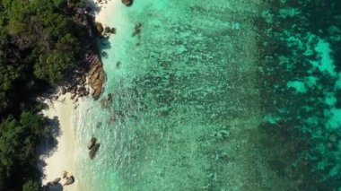 Myanmar Adası plaj okyanus dalgaları, güzel tropik plaj ve kayalık sahil şeridi ve güzel orman görüntüleri. Nyaung Oo Phee Adası Myanmar. Güney Myanmar 'daki tropikal deniz ve adalar