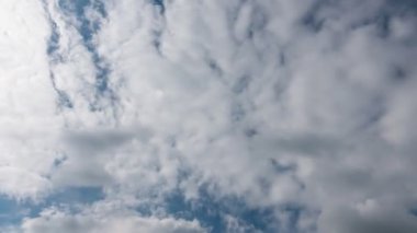 Soyut Yapı hareketli bulutları. Kabarık kabarık beyaz bulutlar gökyüzü zaman atlaması. Yavaş hareket eden bulutlar. B Roll Görüntü Bulutlu zaman çizelgesi bulutlu. Doğa Çevre Özellikleri. Özgürlük Geçmişi.