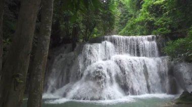 Şelalelerin güzel doğadaki görüntüsü. Sihirli Su halka açık ve Tayland 'ın Kanchanaburi' sinde meşhurdur. Huai Mae Khamin Şelalesi - Ulusal parka 7 katmanlı su düşüyor.