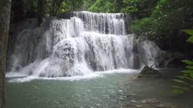 Şelalelerin güzel doğadaki görüntüsü. Sihirli Su halka açık ve Tayland 'ın Kanchanaburi' sinde meşhurdur. Huai Mae Khamin Şelalesi - Ulusal parka 7 katmanlı su düşüyor.