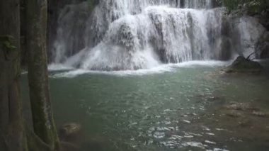 Şelalelerin güzel doğadaki görüntüsü. Sihirli Su halka açık ve Tayland 'ın Kanchanaburi' sinde meşhurdur. Huai Mae Khamin Şelalesi - Ulusal parka 7 katmanlı su düşüyor.