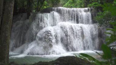 Şelalelerin güzel doğadaki görüntüsü. Sihirli Su halka açık ve Tayland 'ın Kanchanaburi' sinde meşhurdur. Huai Mae Khamin Şelalesi - Ulusal parka 7 katmanlı su düşüyor.
