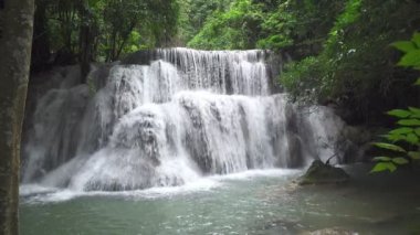 Şelalelerin güzel doğadaki görüntüsü. Sihirli Su halka açık ve Tayland 'ın Kanchanaburi' sinde meşhurdur. Huai Mae Khamin Şelalesi - Ulusal parka 7 katmanlı su düşüyor.