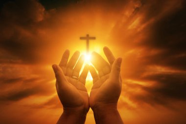 İnsan elleri avuçlarını açıp ibadete başlar. Tanrı, Katolik Paskalya Paskalya Paskalya Perhizi dualarına yardım etsin. Hıristiyan Dini kavramı geçmişi. Tanrı için savaşmak ve zafer.