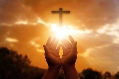 İnsan elleri avuçlarını açıp ibadete başlar. Tanrı, Katolik Paskalya Paskalya Paskalya Perhizi dualarına yardım etsin. Hıristiyan Dini kavramı geçmişi. Tanrı için savaşmak ve zafer.