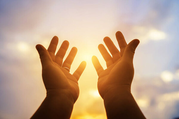 Человеческие руки раскрывают ладонями поклонение. Евхаристическая Терапия Благослови Бога, Помогающего Покаяться Католическому Великому Посту Молитесь Разуму. Концепция христианской религии. борьба и победа для Бога