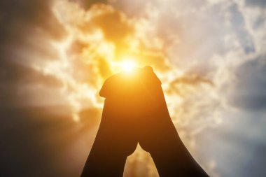 İnsan elleri avuçlarını açıp ibadete başlar. Tanrı, Katolik Paskalya Paskalya Paskalya Perhizi dualarına yardım etsin. Hıristiyan Dini kavramı geçmişi. Tanrı için savaşmak ve zafer.