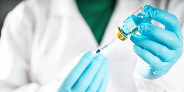 Covid 19或Coronavirus疫苗与Covid Corona病毒的概念斗争 疫苗可以保护大肠病毒的爆发 实验室里的医生或科学家拿着装有液体疫苗的注射器 — 图库照片