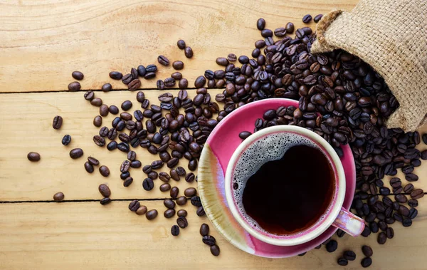 Café Expresso Quente Americano Grãos Café Mesa Madeira Mais Velha — Fotografia de Stock