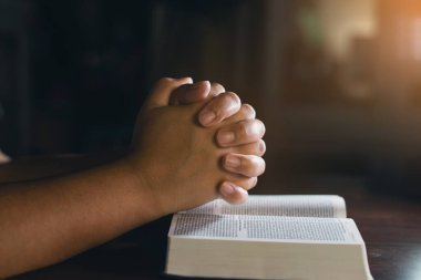 İsa 'ya dua ederken ve ibadet ederken Hıristiyan elleri. Tanrı 'yı seviyoruz. Elleri İncil 'in üzerinde ibadet ederken Hıristiyan insanlar dua ediyor. Hıristiyanlık geçmişi. Özgürlük. öğrenme dini.