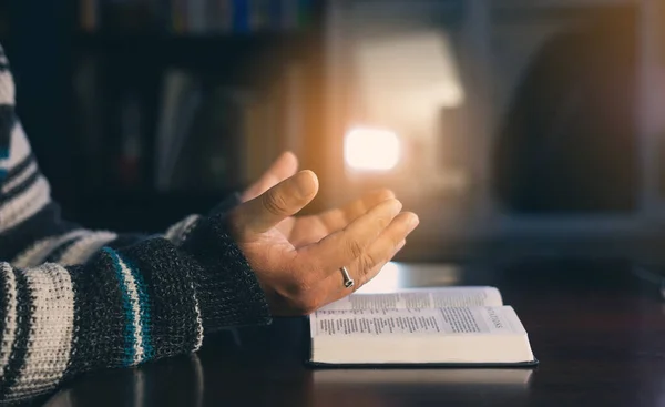 Mãos Cristãs Enquanto Rezam Adoram Por Jesus Adoramos Deus Povo — Fotografia de Stock