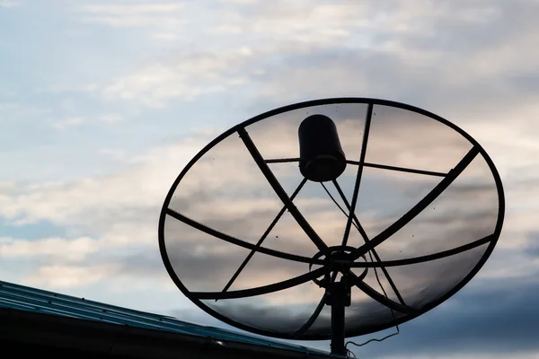Antena parabólica céu pôr do sol comunicação — Fotografia de Stock
