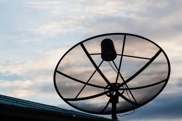 Parabólica cielo puesta del sol comunicación — Foto de Stock