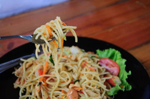 Verse spaghetti met tomaten saus close-up — Stockfoto