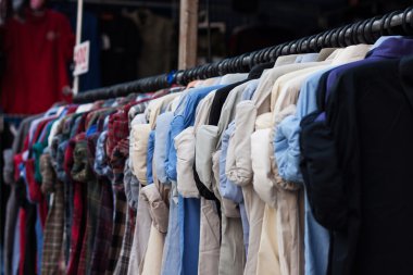 Askı giyim pazarında, moda stil için kısa odak. 