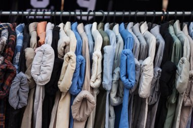 Askı giyim pazarında, moda stil için.