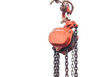büyük metal kanca ve bağlı bir makara zincirler