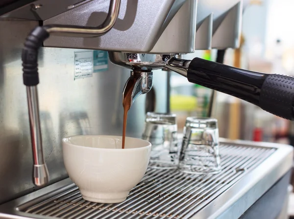 Bereidt espresso en espresso te maken in een café. — Stockfoto