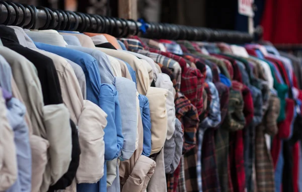 Askı giyim pazarında, moda stil için kısa odak. 