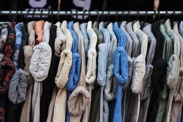 Cabide para roupas no mercado, estilo de moda . — Fotografia de Stock