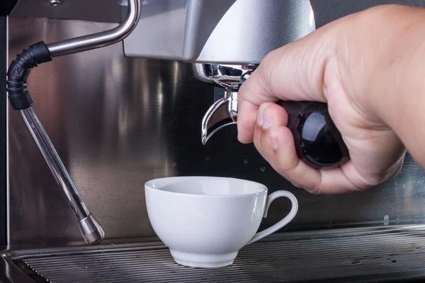Barista hand met koffie espressomachine — Stockfoto