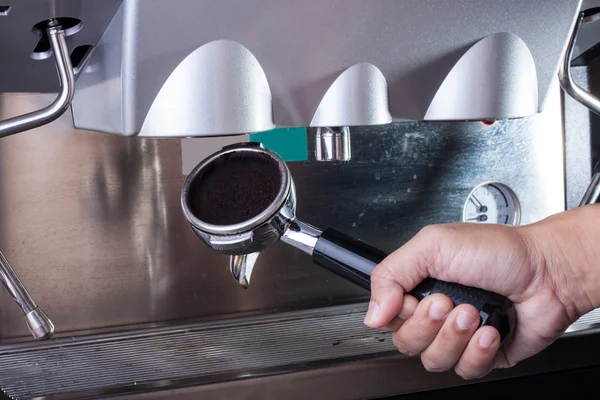 Mão barista com máquina de café expresso — Fotografia de Stock