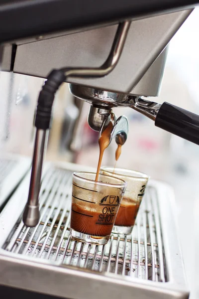 Koffie espressomachine, koffie is gieten in een glas van koffie — Stockfoto