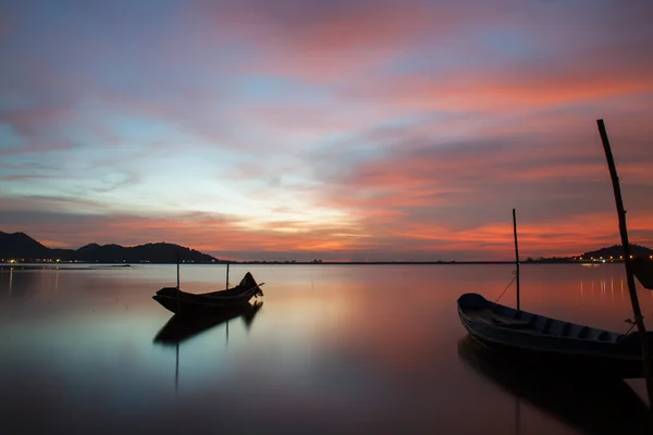 Piękna sylwetka łodzi rybackich w jeziorze w niebo zachód słońca. — Zdjęcie stockowe