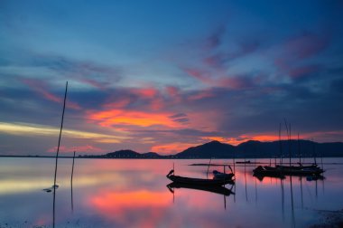 Güzel siluet balıkçı teknesi, alacakaranlık gökyüzü göl.