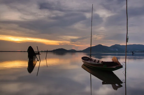 夕焼け空、夕暮れの空、湖で美しい釣りボート. — ストック写真
