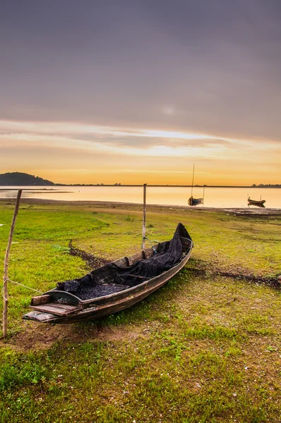 Hermoso barco de pesca al atardecer cielo o crepúsculo cielo . —  Fotos de Stock