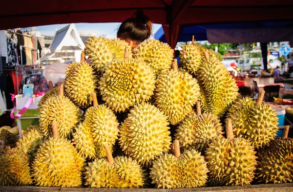 Pilha de durian no mercado local . — Fotografia de Stock