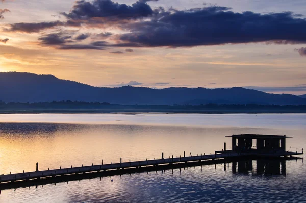 Viejo puente en el lago con salida del sol . —  Fotos de Stock