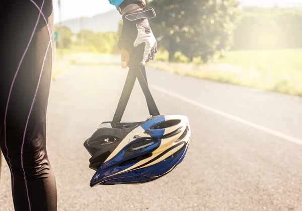 Man holding bike helmet. — Stock Photo, Image