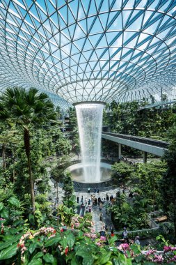 Singapur - Jewel Changi Havaalanı - 28 Ağustos 2023: Dünyanın en uzun kapalı şelalesi Yağmur Girdabı 'nın ihtişamı, Singapur' daki Jewel Changi Havalimanı 'nın kalbinde çağlayarak ilerliyor..